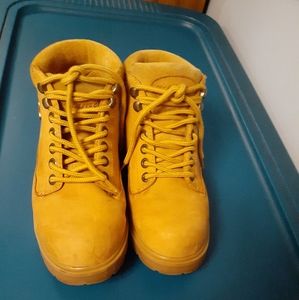 Lugs unisex like new suede booties Excellent condition